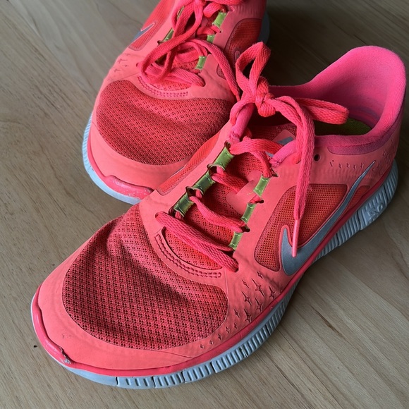Nike Free neon pink runners - Picture 3 of 4